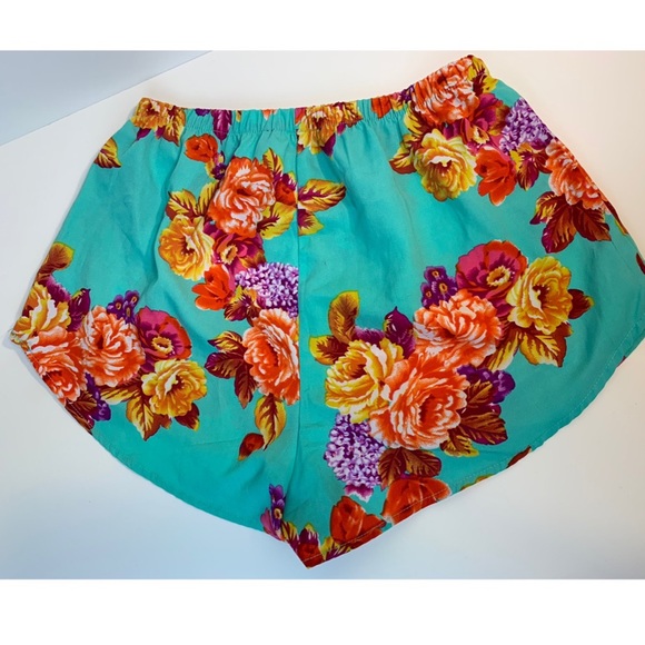 ✨NWOT✨ Casual Floral Shorts - Picture 2 of 3